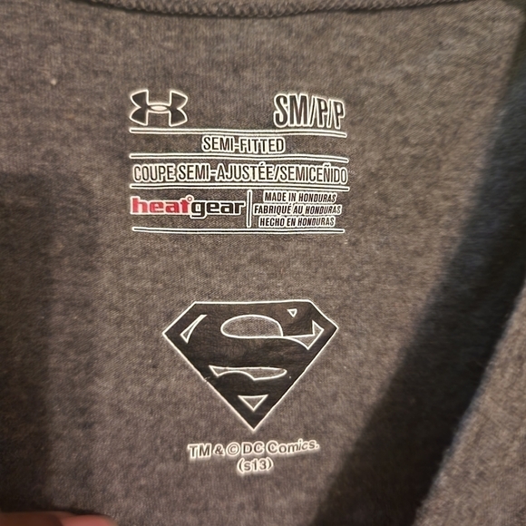 Under Armour Shirt Sz S Gray Superman Heatgear Semi Fitted Charged (spot) - Picture 6 of 12